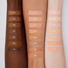 Texture légère de Laura Mercier Real Flawless Sérum-Correcteur sur échantillon.