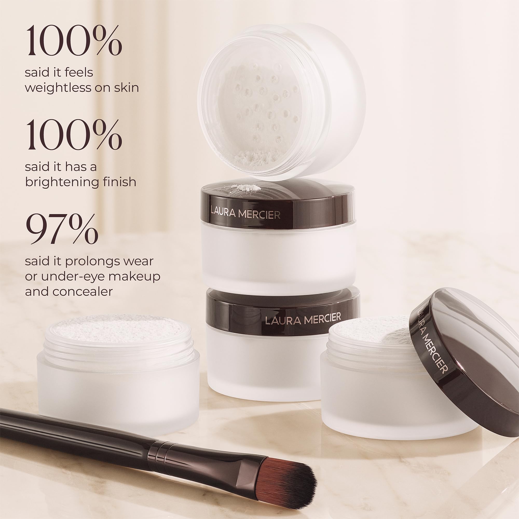 Laura Mercier Poudre Éclat Secret Yeux fixant le maquillage, fini naturel.