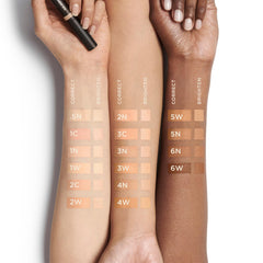 Texture crémée et lumineuse du concealer Laura Mercier Camouflage réveille le regard.