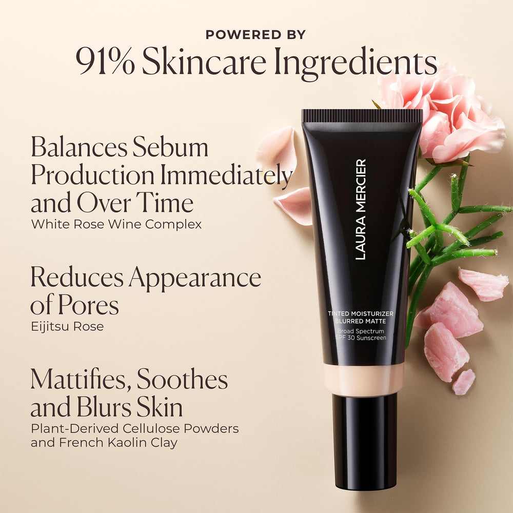 Laura Mercier – gros plan sur pores floutés, peau lisse.