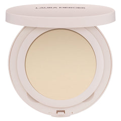 Laura Mercier Ultra-Blur poudre compacte transparente, fini naturel et pores visiblement floutés.