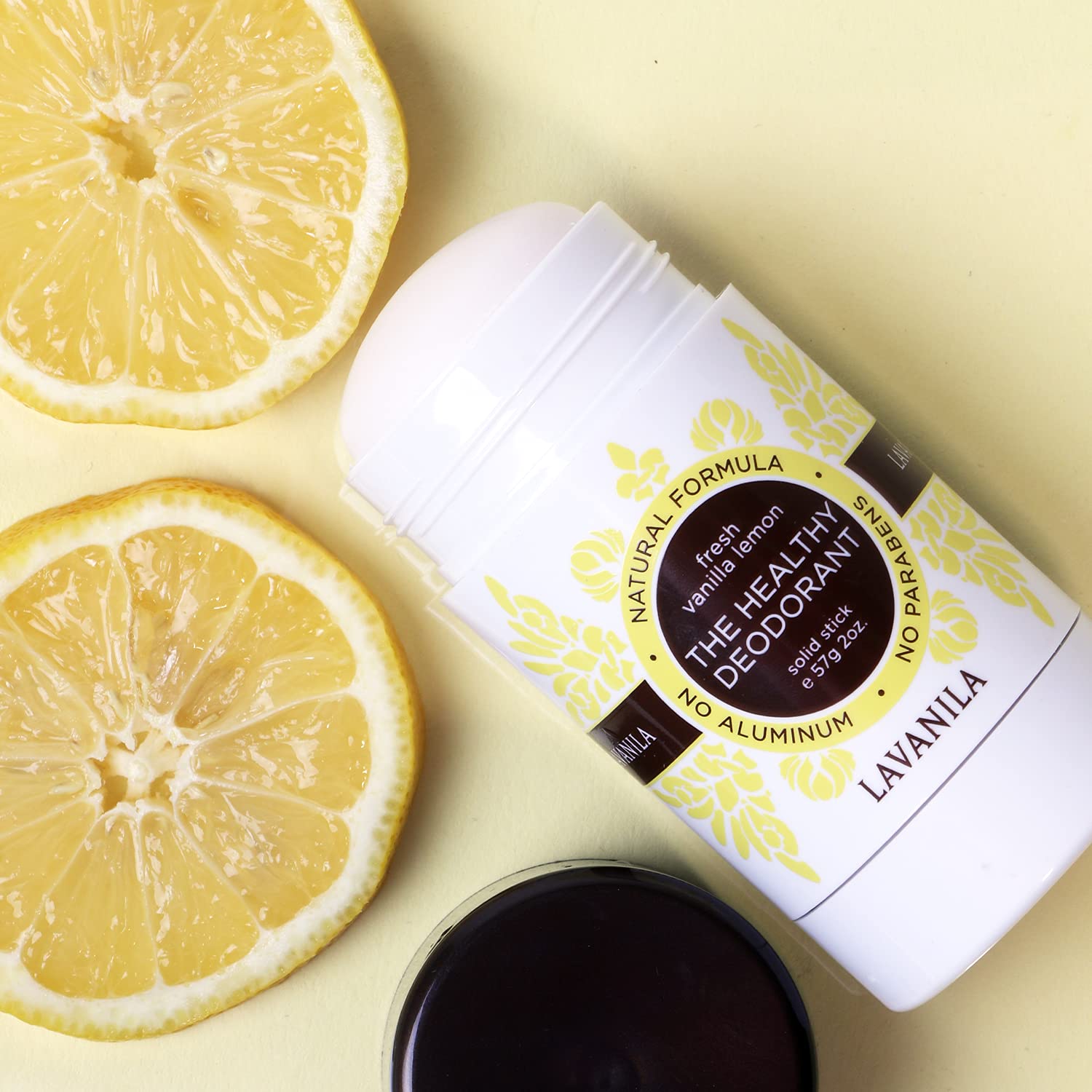 Parfum net de citron et vanille avec note boisée.