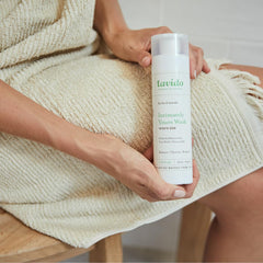 Lavido Lavage intime – texture-cremeuse: expérience sensorielle douce et confort post-douche.