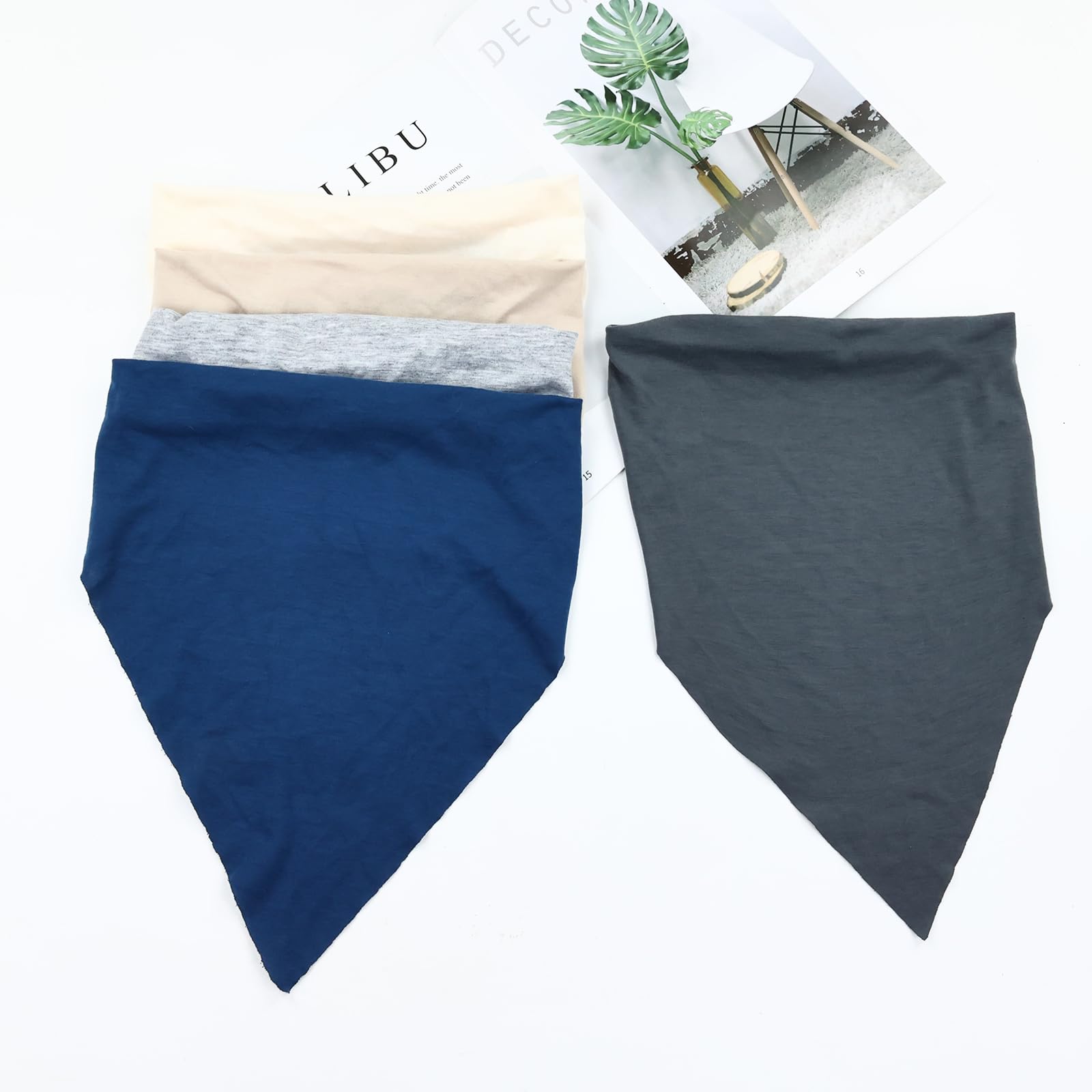Lawie triangle coton marron, texture douce pour wrap élégant.