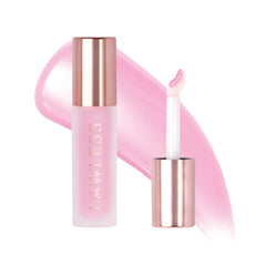 Gloss Lawless Forget the Filler fraise-milkshake sur lèvres avec hydratation légère et brillance.