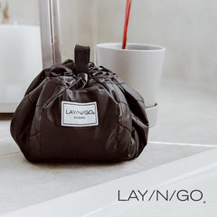 Lay-n-Go Cosmo avec boucles élastiques pour pinceaux bien rangés et accessibles.