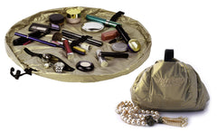 Lay-n-Go Cosmo espace maquillage et soin spacieux pour voyage et routine quotidienne.