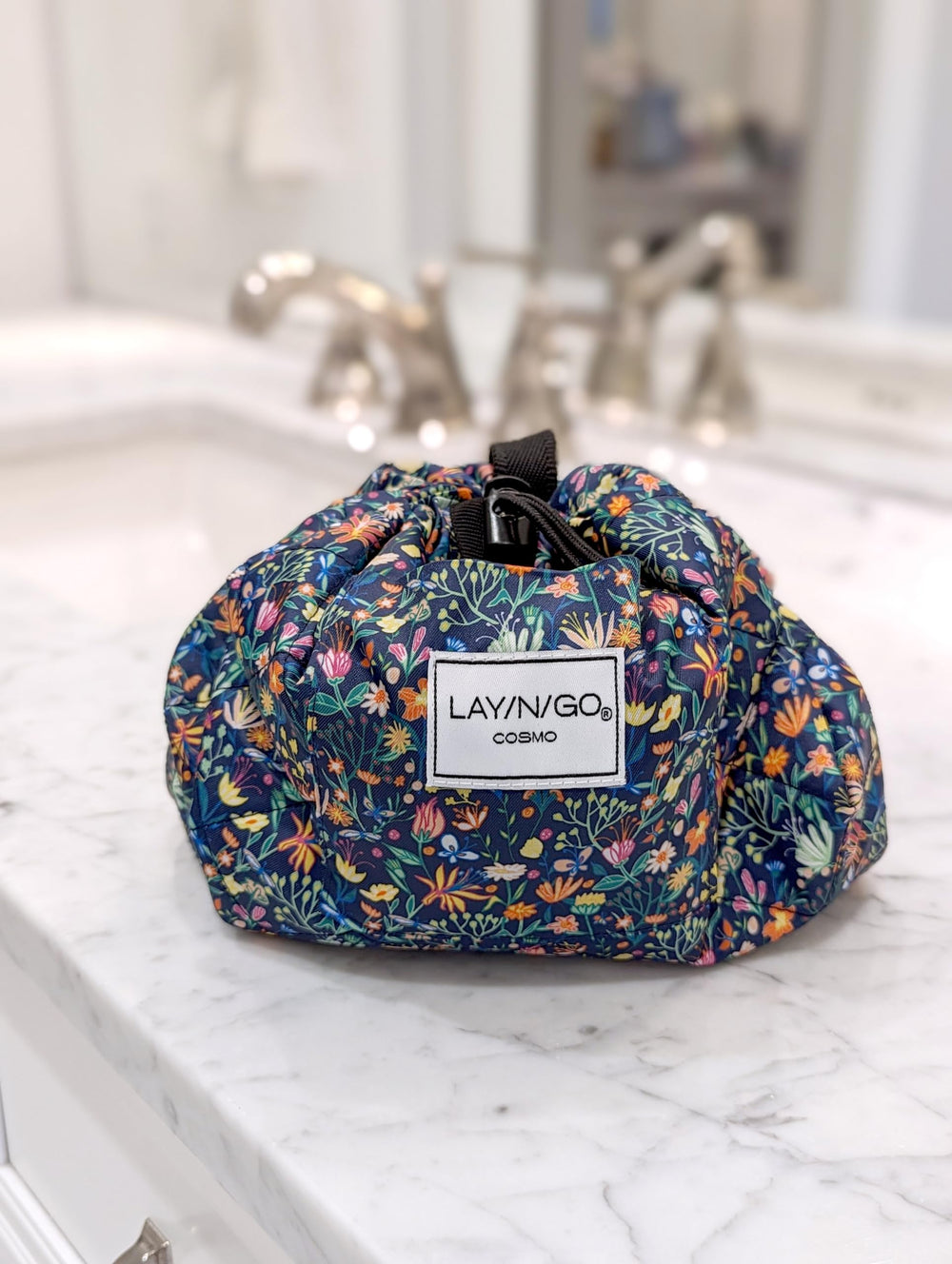 Lay-n-Go Cosmo: imprimé papillon et petites fleurs pour le style.