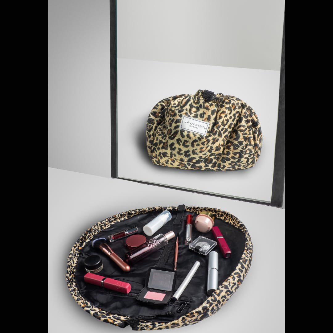 Capacité accueillant maquillage, pinceaux et produits de soins.