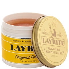 Layrite Original Pomade – mains appliquant la pomade, texture homogène pour un style soigné.