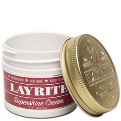 Layrite Supershine Cream sur les mains prête à application pour rendu brillant.