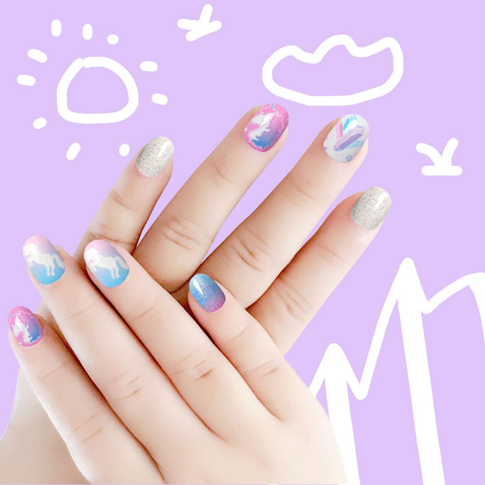 Laza dégradé pailleté sur ongles enfants pour un look festif et ludique.