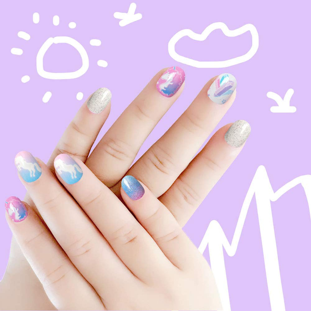 Laza dégradé pailleté sur ongles enfants pour un look festif et ludique.