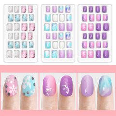 Ongles Laza avec fini mat et top coat UV durable et sans odeur.