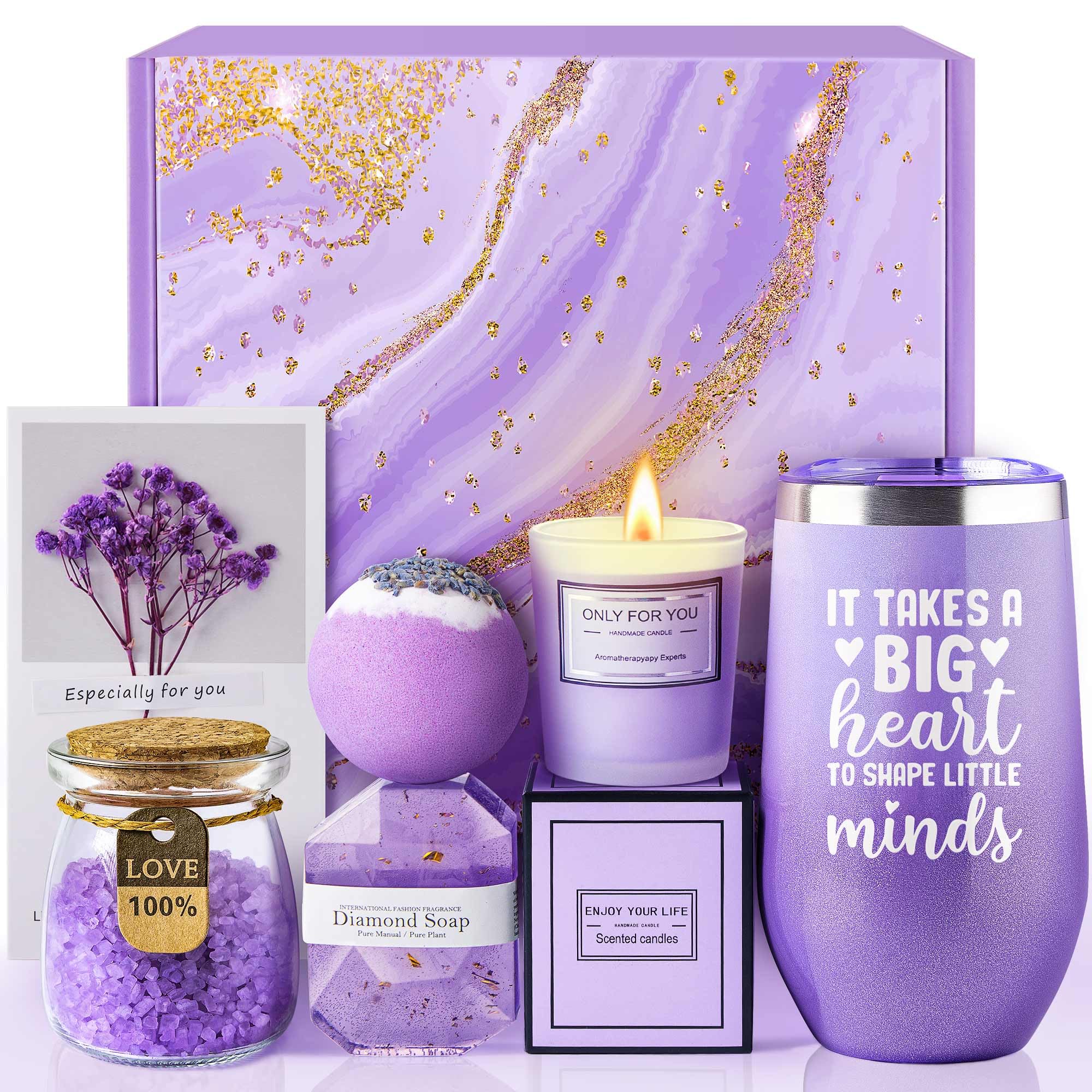Panier LE CADEAU lavande avec bougie pour une ambiance apaisante.