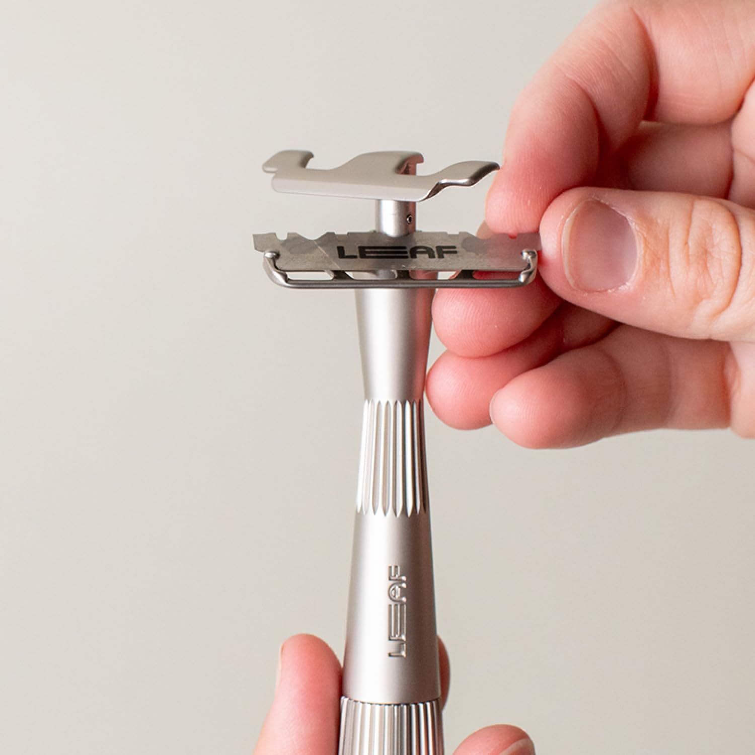 Leaf Shave utilisation dermaplaner lames convient pour une peau douce et rasage précis