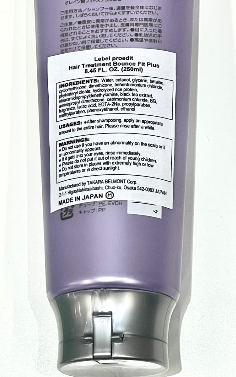 Application sur cheveux, texture légère et homogène.