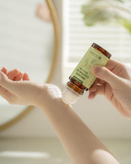 Leczhmyo huile ricin roll-on application visage pour hydratation légère et douceur.