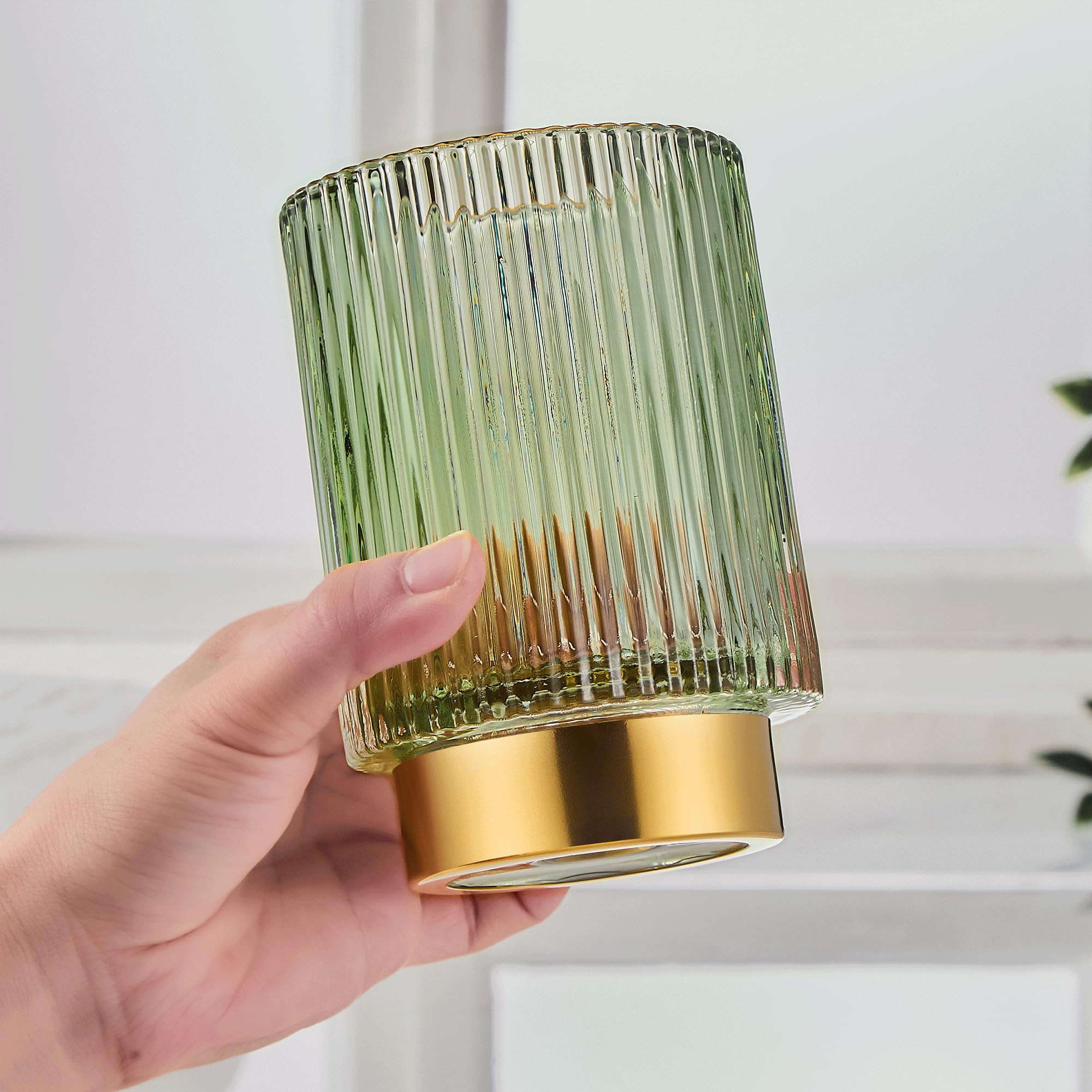 Leicurace gobelet-verre doré avec base métallique, design moderne et robuste.
