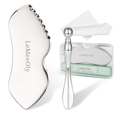LeMeeOly gua sha en acier inoxydable sur le visage et le cou pour un contour ciblé.
