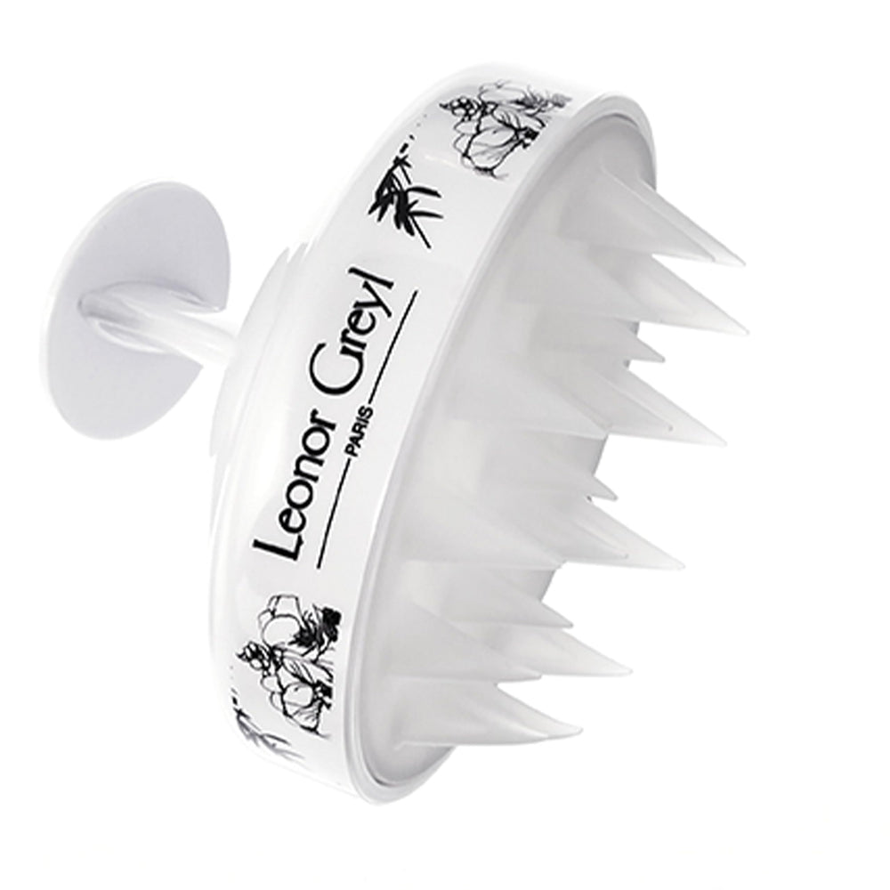 La brosse cuir chevelu Leonor Greyl améliore l'absorption des produits appliqués.
