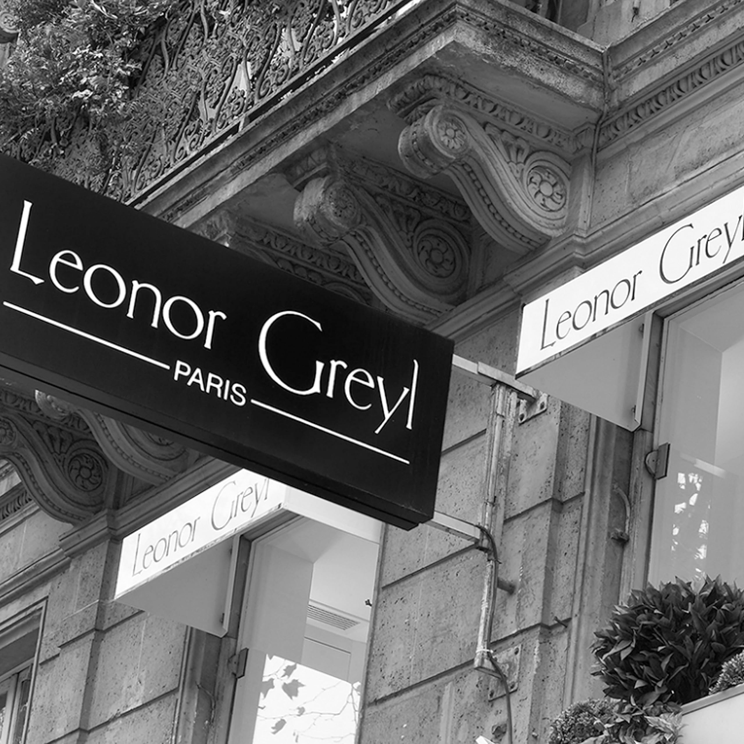 La brosse Leonor Greyl purifie le cuir chevelu et élimine les résidus.