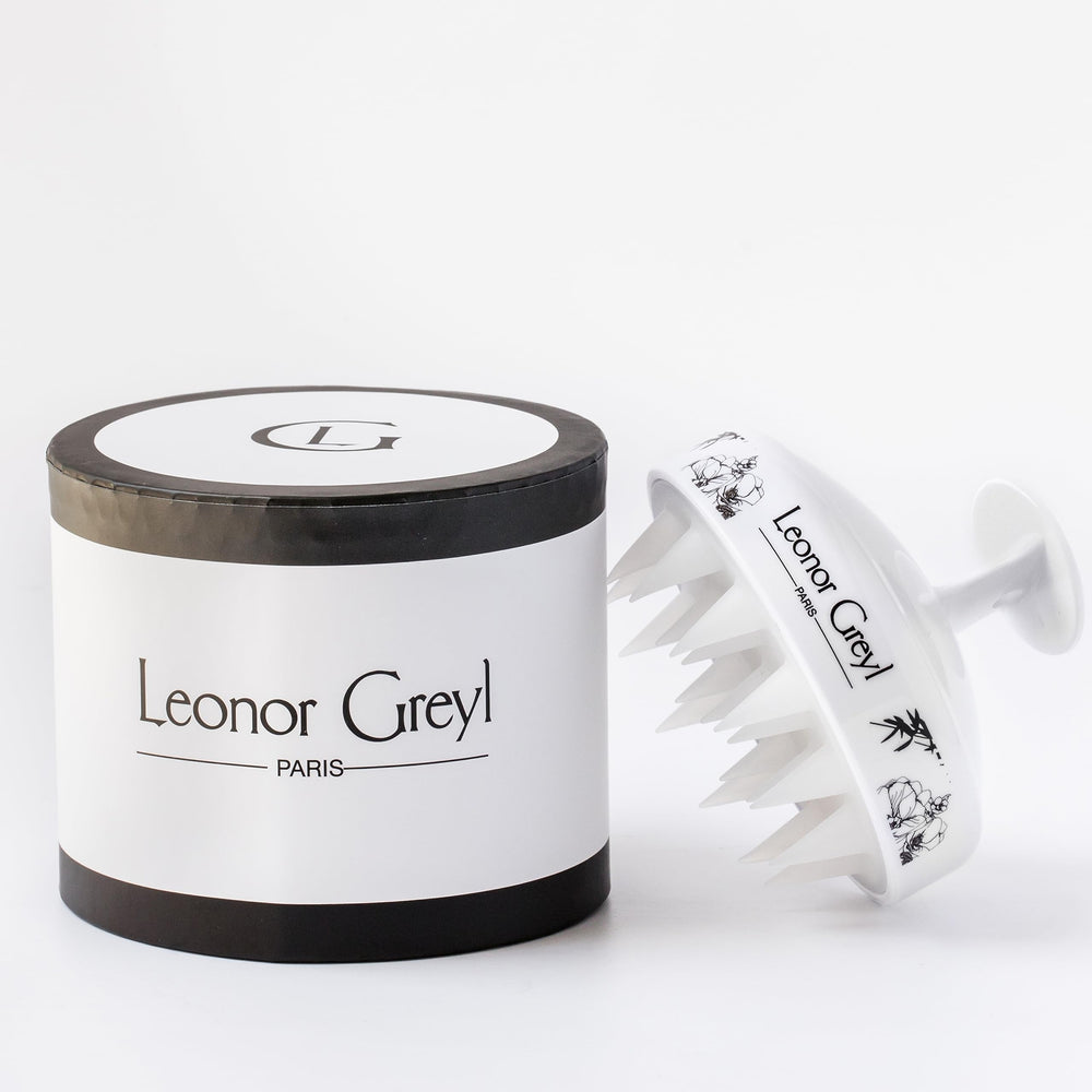 La brosse massage cuir chevelu Leonor Greyl stimule la circulation et l'absorption du shampoing.