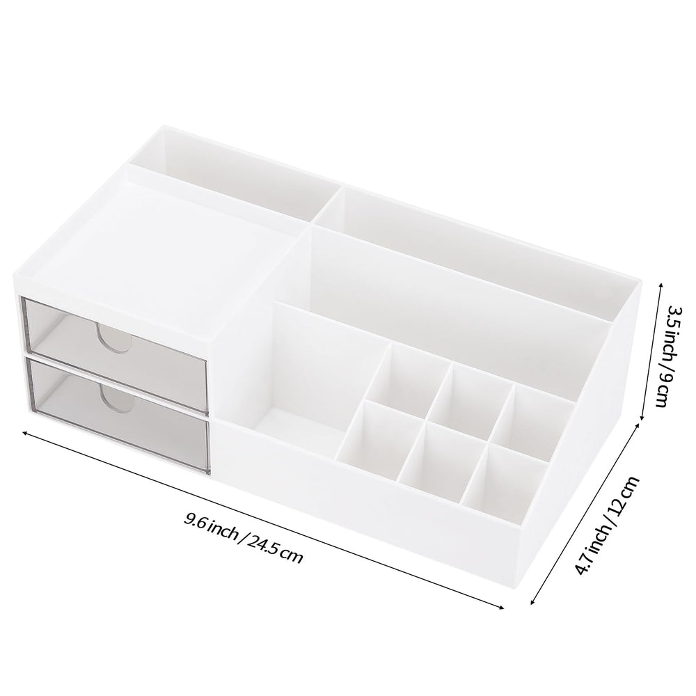 LETURE Petits accessoires de bureau rangés proprement dans l'organiseur.