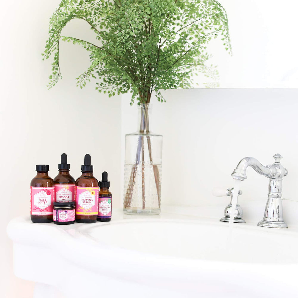 Flacon compte-gouttes Leven Rose vitamine C pour application quotidienne facile.