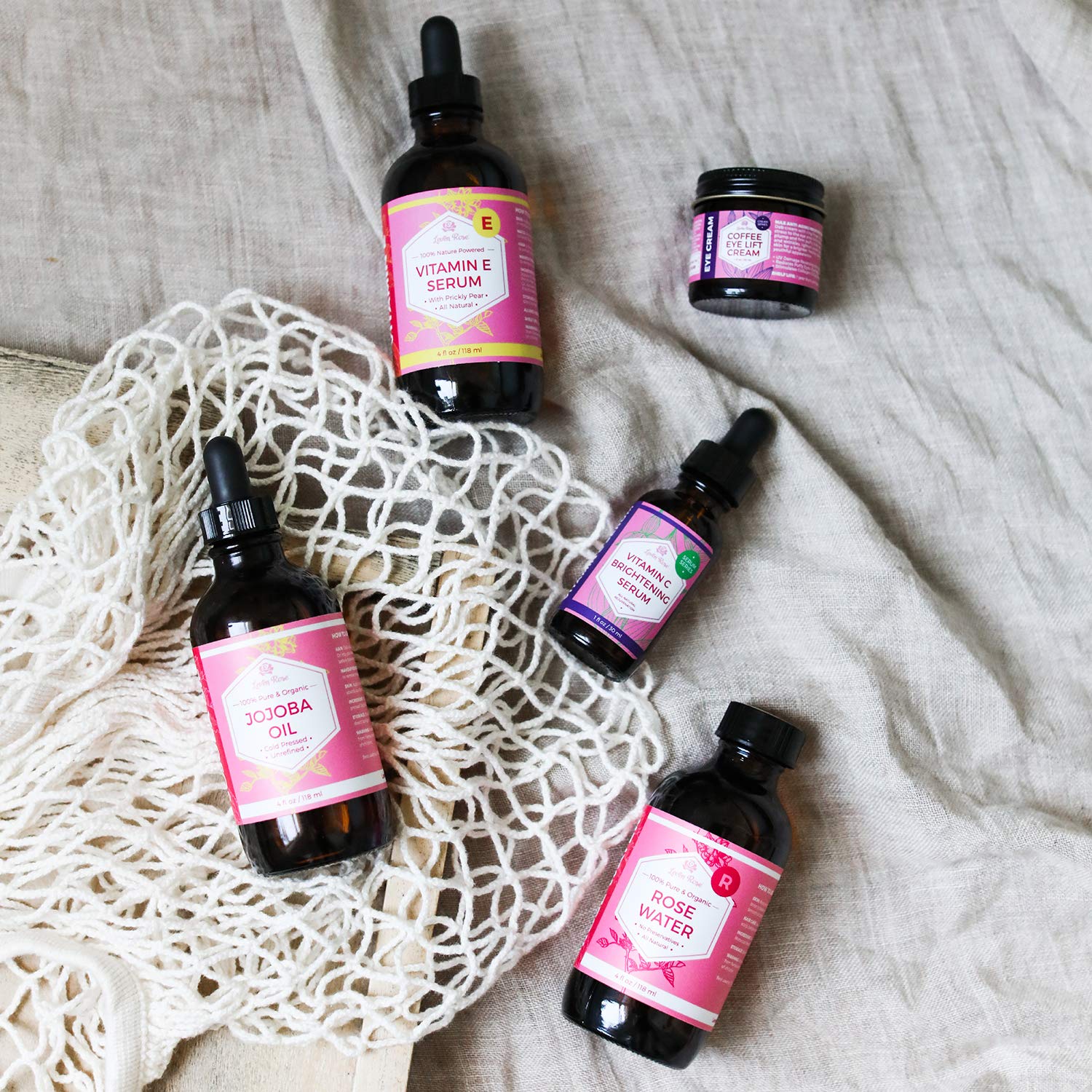 Ingrédients fruits du sérum vitamine C Leven Rose et leur mélange nourrissant.