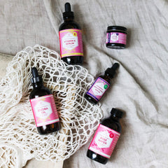 Ingrédients fruits du sérum vitamine C Leven Rose et leur mélange nourrissant.