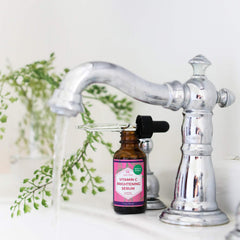 Pipette da dropper du sérum vitamine C Leven Rose pour dosage précis.