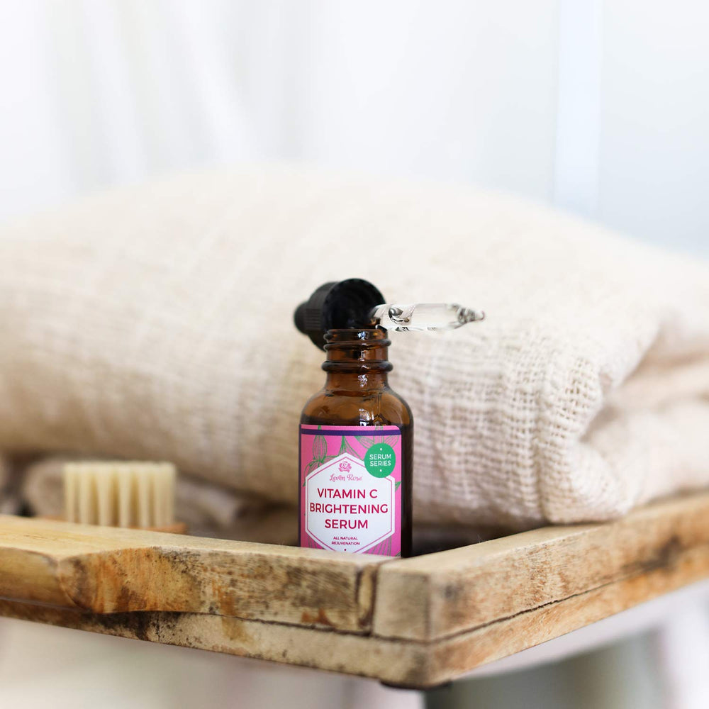 Texture fluide du sérum vitamine C Leven Rose sur peau.