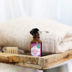 Texture fluide du sérum vitamine C Leven Rose sur peau.
