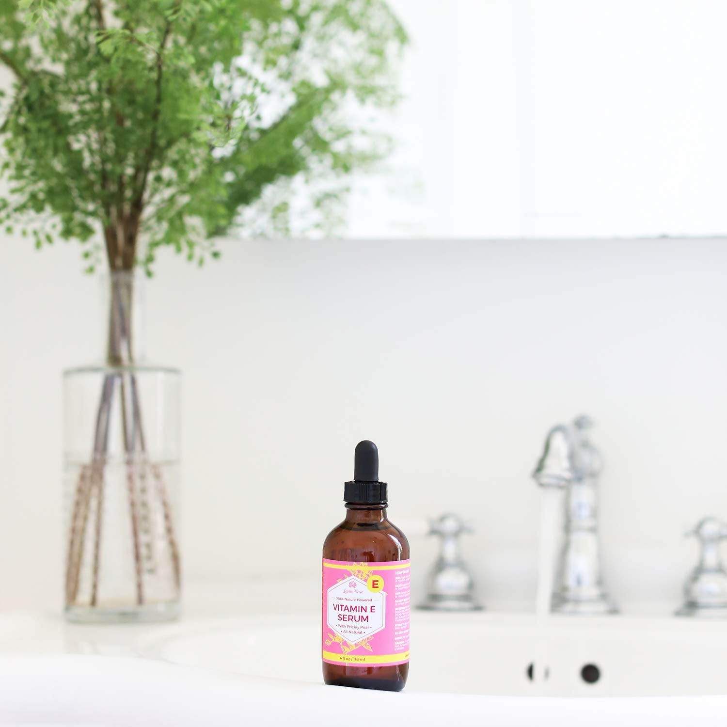 Nails treated with Leven Rose Serum for care and smoothness