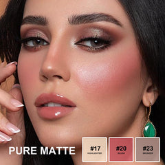 Bâton fard à joues mat teinte rose pour teint frais et naturel.