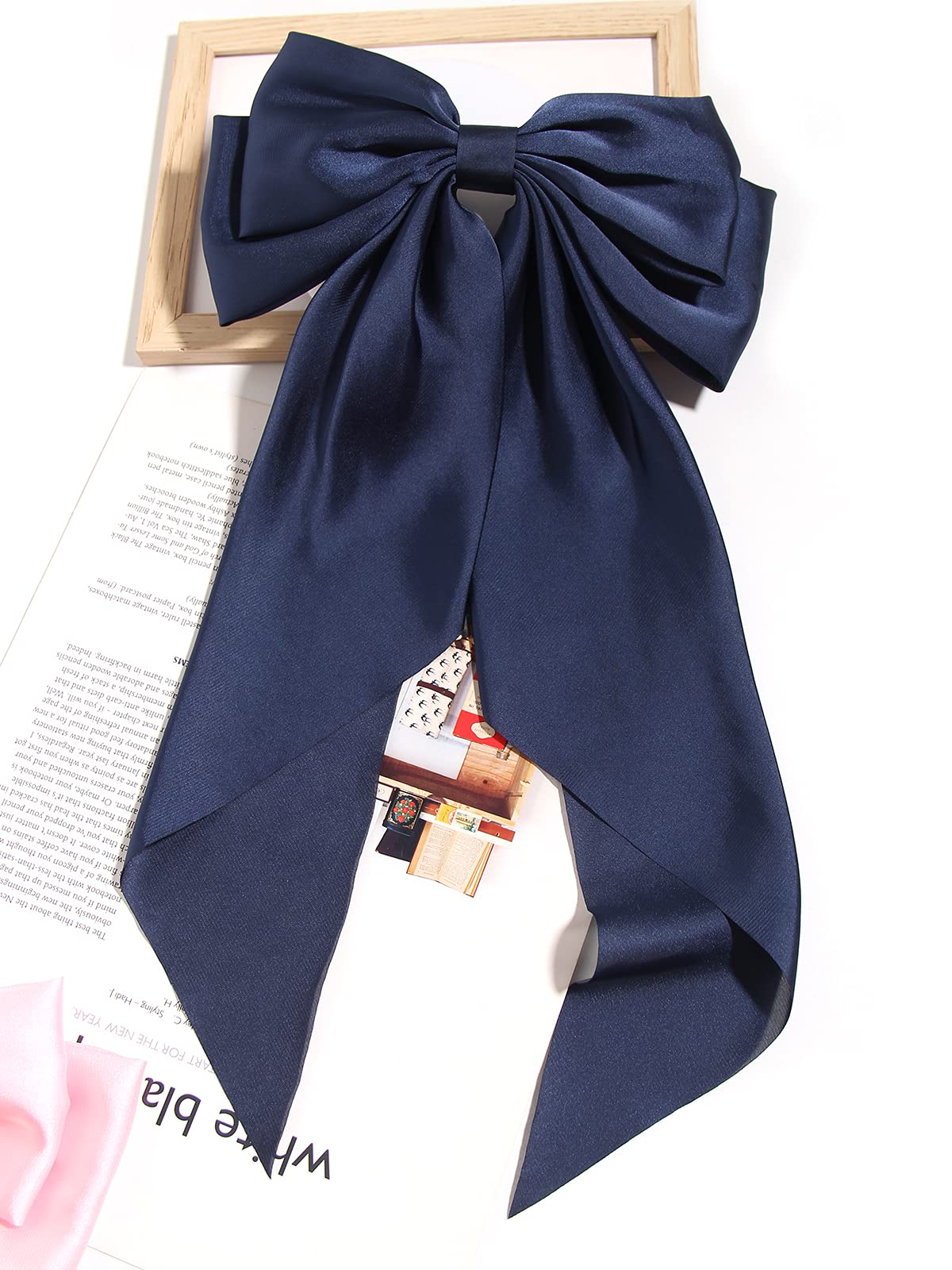 Barrette LFOUVRE noeud satin bleu marine, facile à clipser sans tirer.