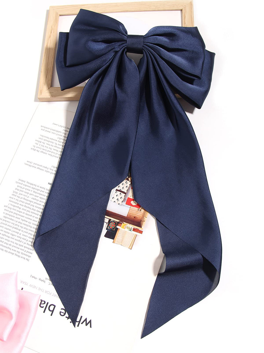 Barrette LFOUVRE noeud satin bleu marine, facile à clipser sans tirer.
