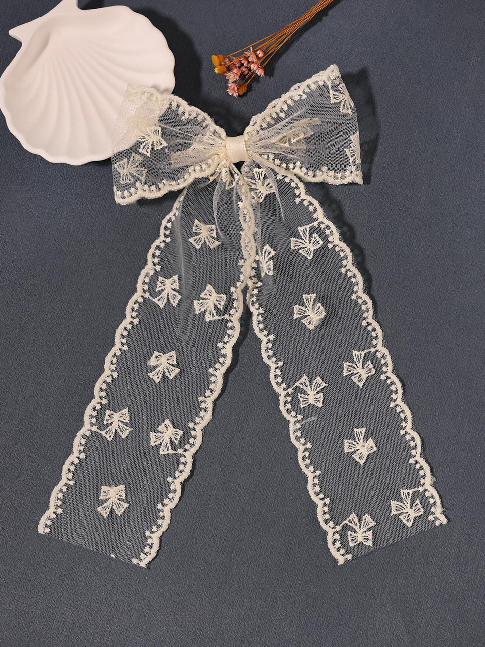 LFOUVRE Barrette dentelle beige fleurie, parfait pour compléter une coiffure de fête.