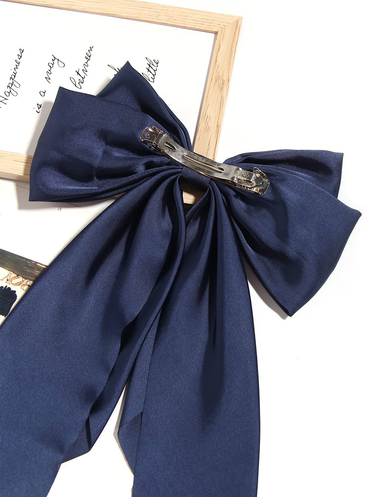 Barrette LFOUVRE satin bleu marine, conçue pour durer au quotidien.