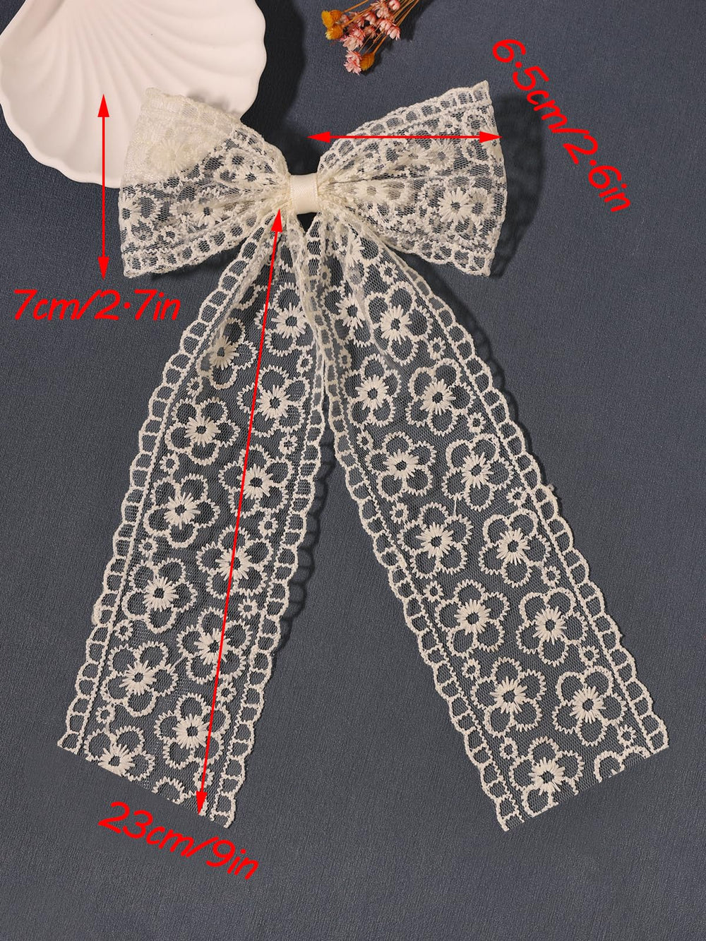 LFOUVRE Broche cheveux dentelle beige fleurs, touche féminine subtile.