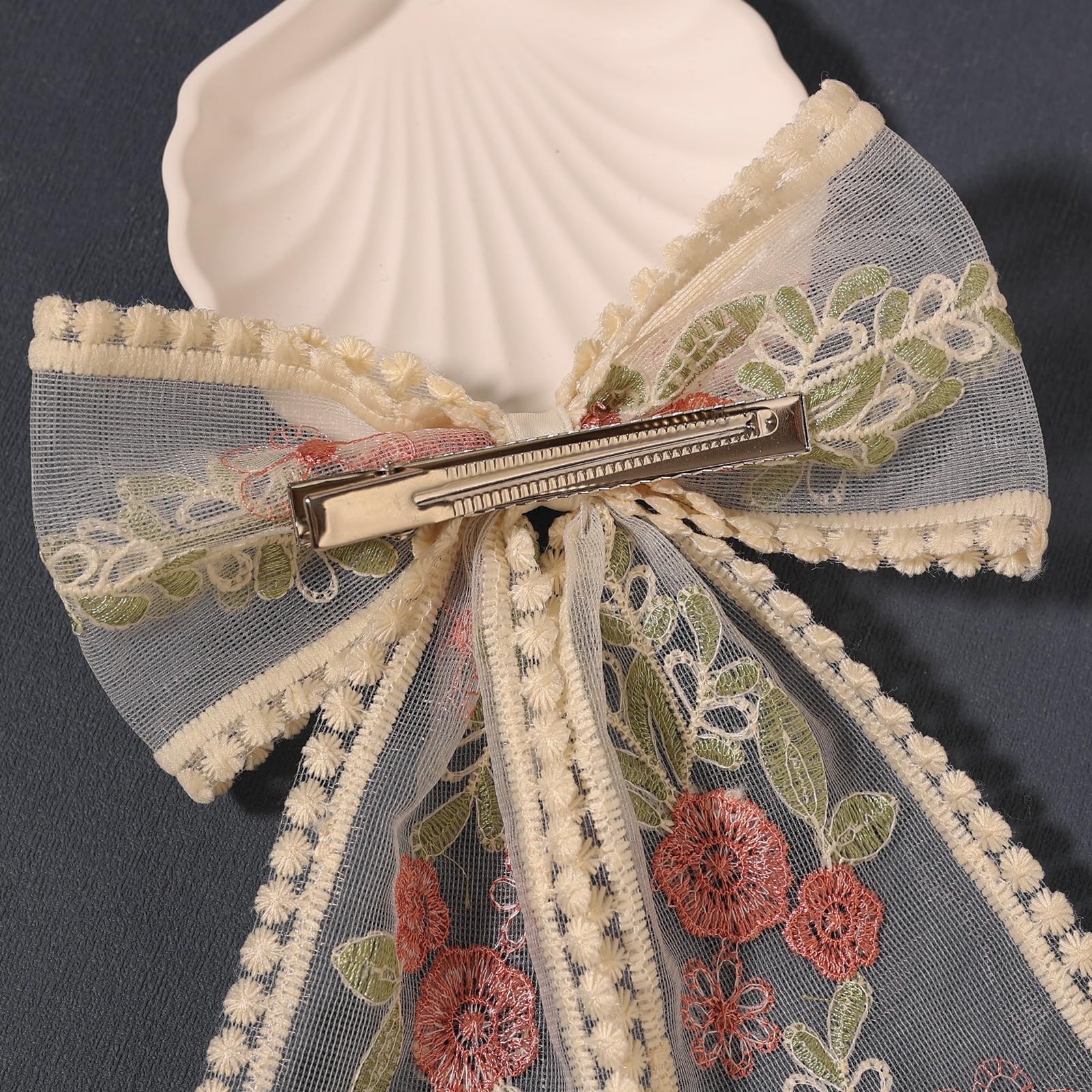 LFOUVRE Clip cheveux dentelle beige fleurs, maintien discret toute la journée.
