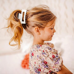 Coiffure rapide avec pinces Liliebe rose pour demi-haut et chignon.