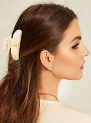 LILIE&WHITE clip cheveux acrylique E porté pour une coiffure quotidienne chic.