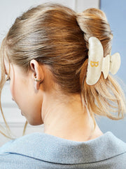 LILIE&WHITE pince-cheveux B, monogramme brillant, légère et adaptée pour tenir toute la journée.
