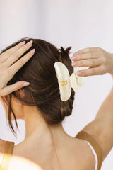 LILIE&WHITE pince-cheveux B monogramme en acrylique avec paillettes, idéal pour événements.