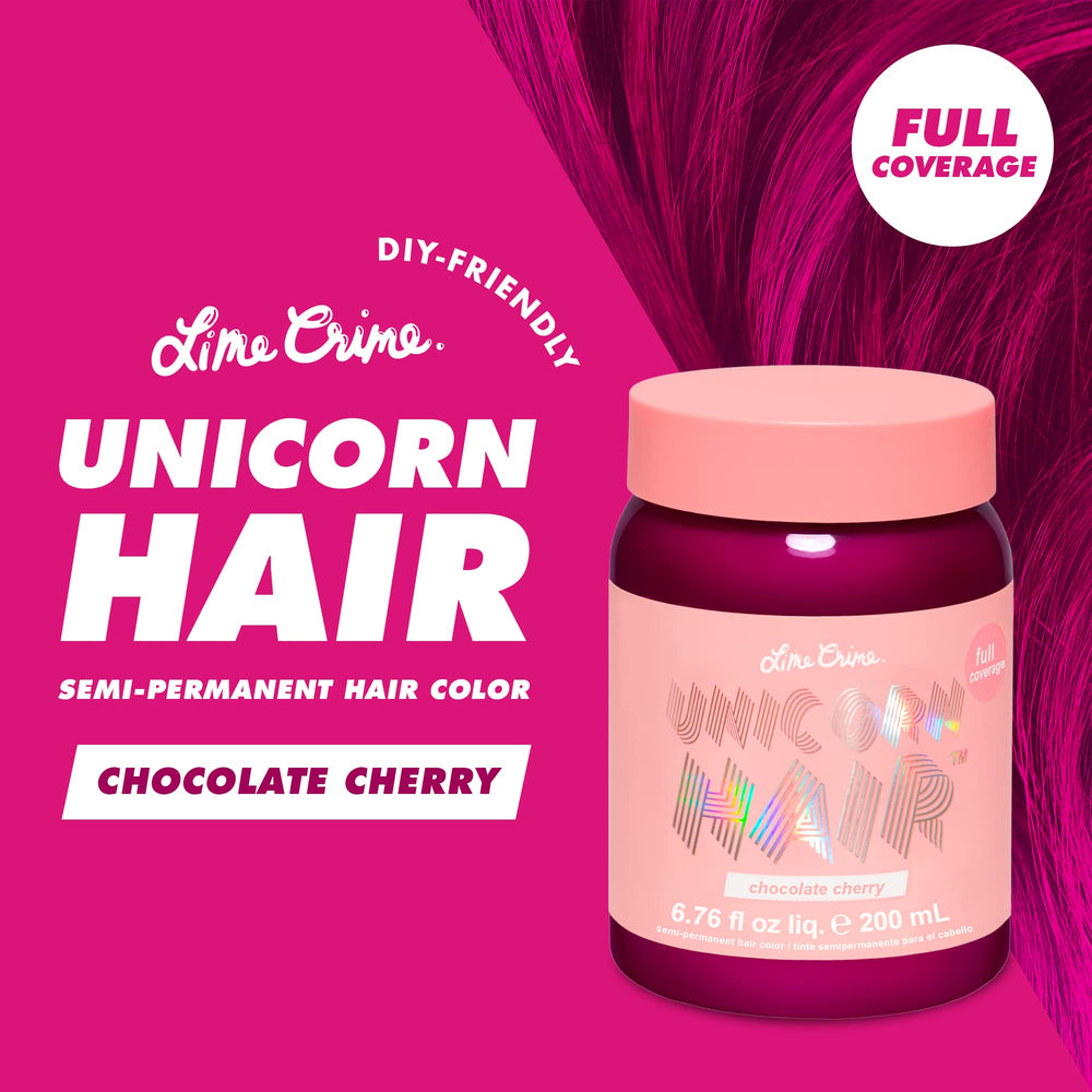 Application sur cheveux avec Lime Crime Chocolate Cherry pour une teinte vive.
