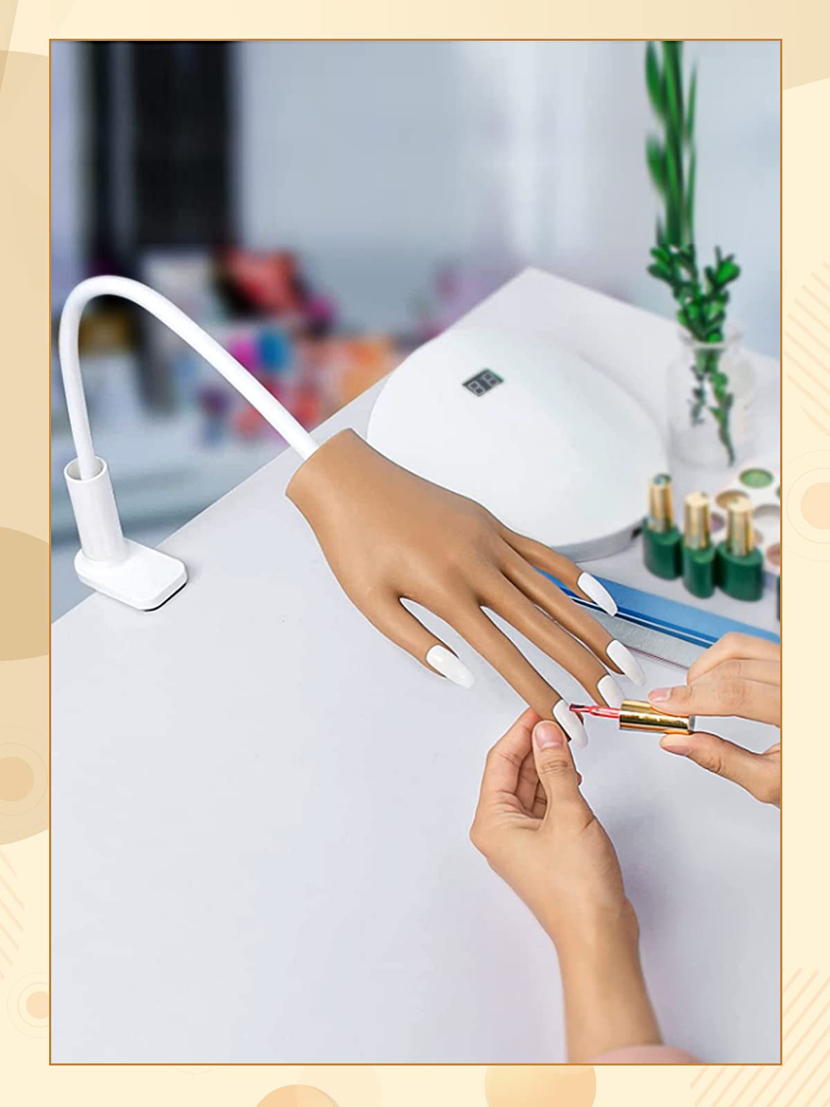 Réaliste et polyvalente, parfaite pour la pratique des techniques d’ongles acryliques.