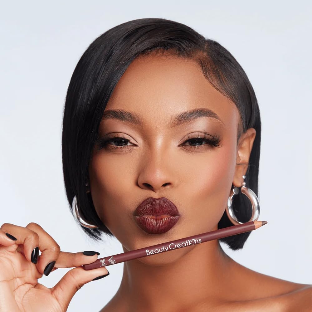 Crayons lip liner bois: dépose homogène et bavures réduites.