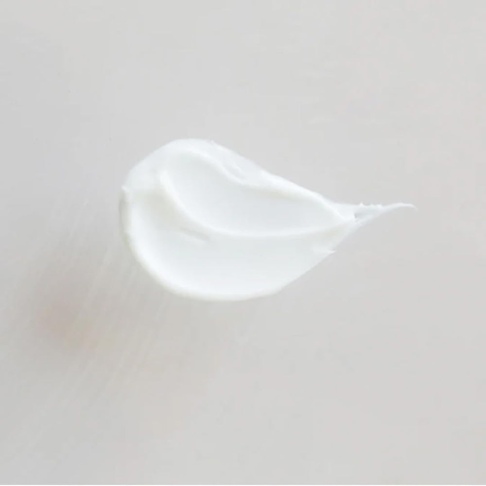 Flacon en verre recyclable pour une routine beauté durable.